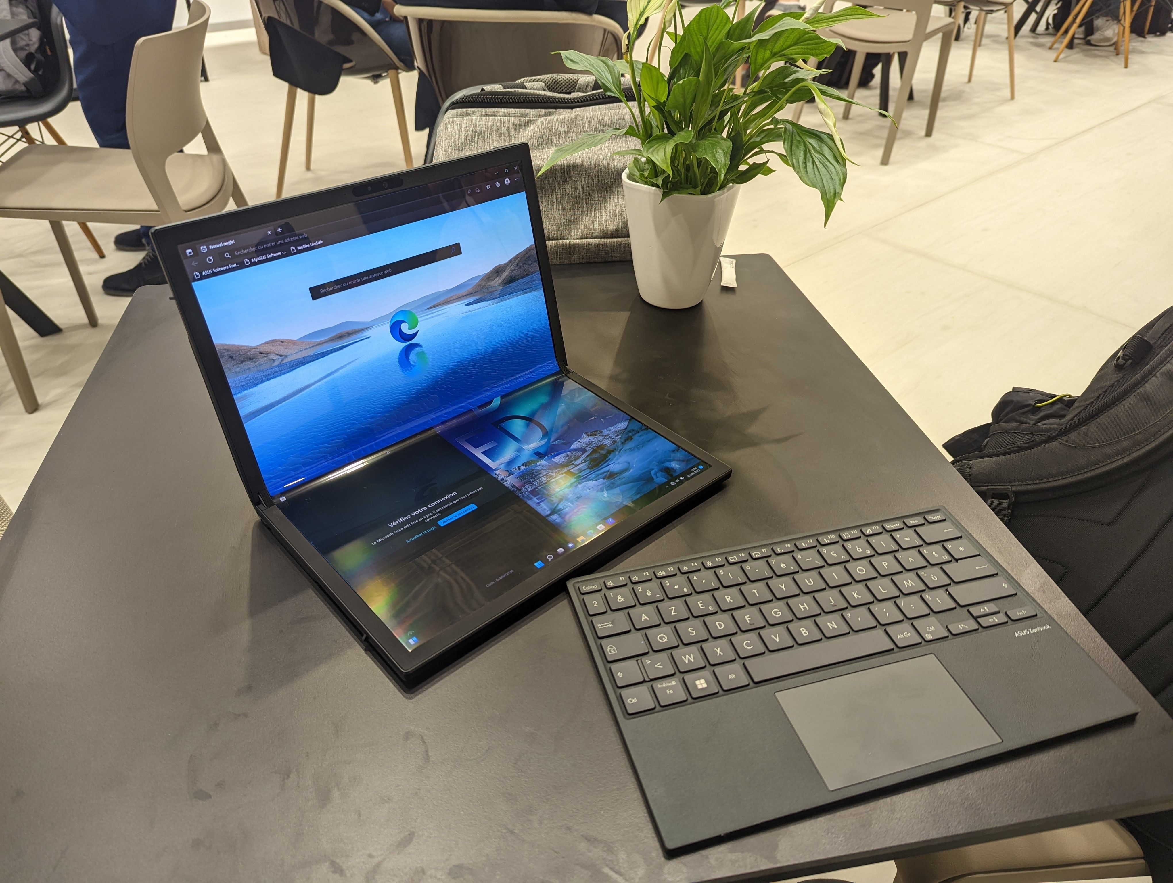 Asus Zenbook 17 OLED را در حالت تاشو تا کنید