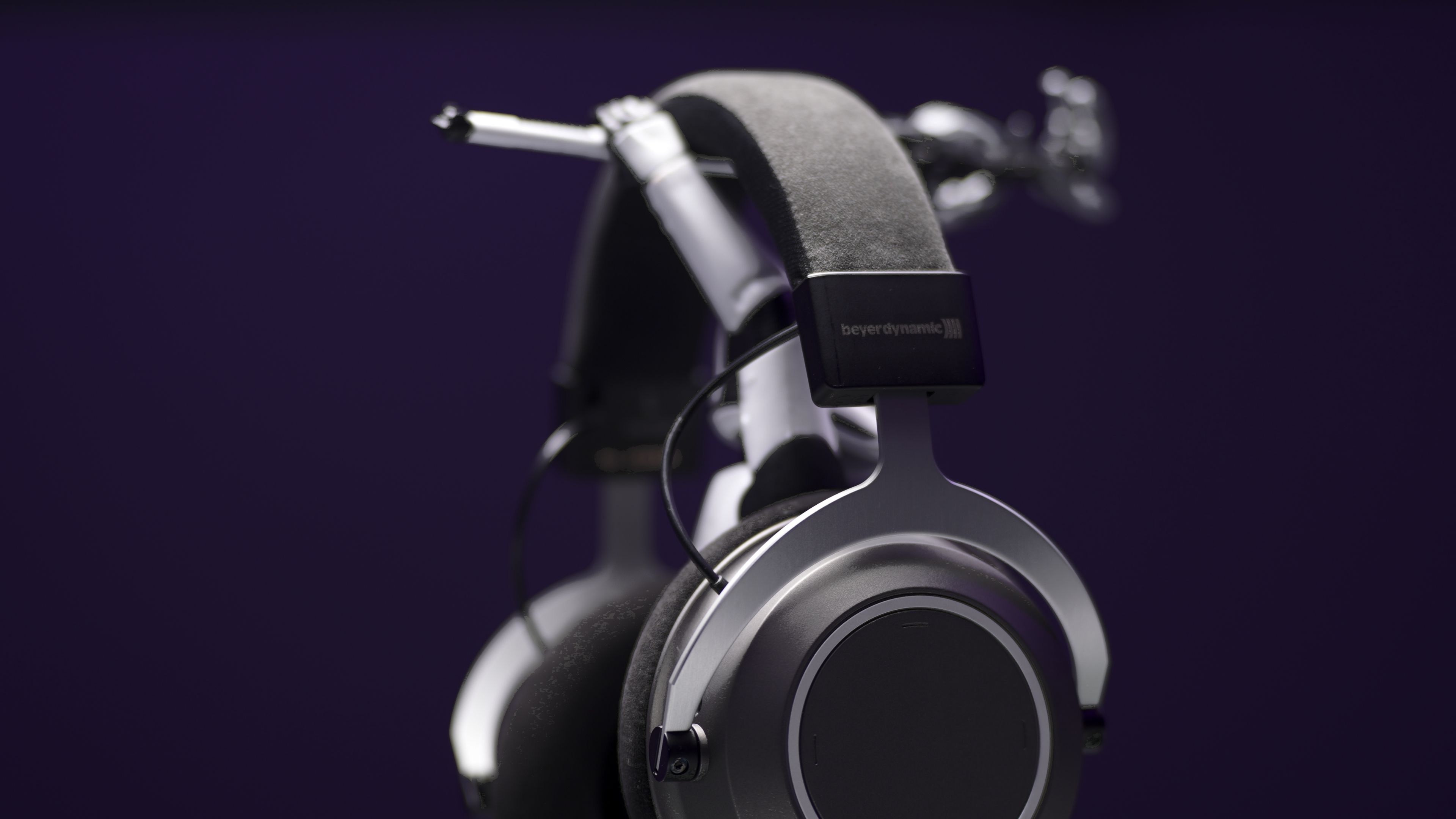 Beyerdynamic Amiron Wireless - Side View 2