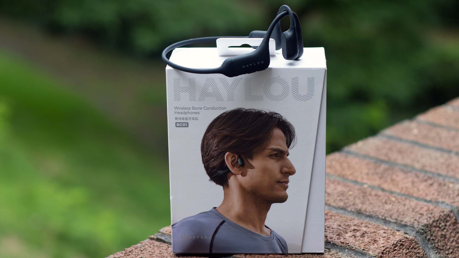 هدفون Haylou PurFree BC01 Bone Conduction در بالای Box on Ledge