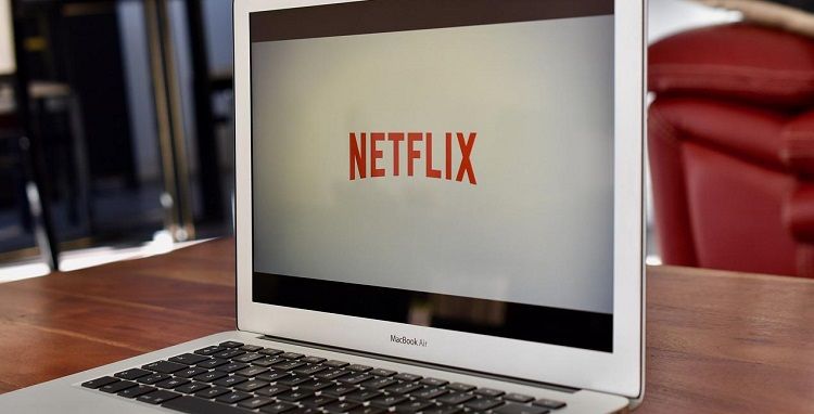 تصویر صفحه نمایش کامپیوتر با Netflix روشن