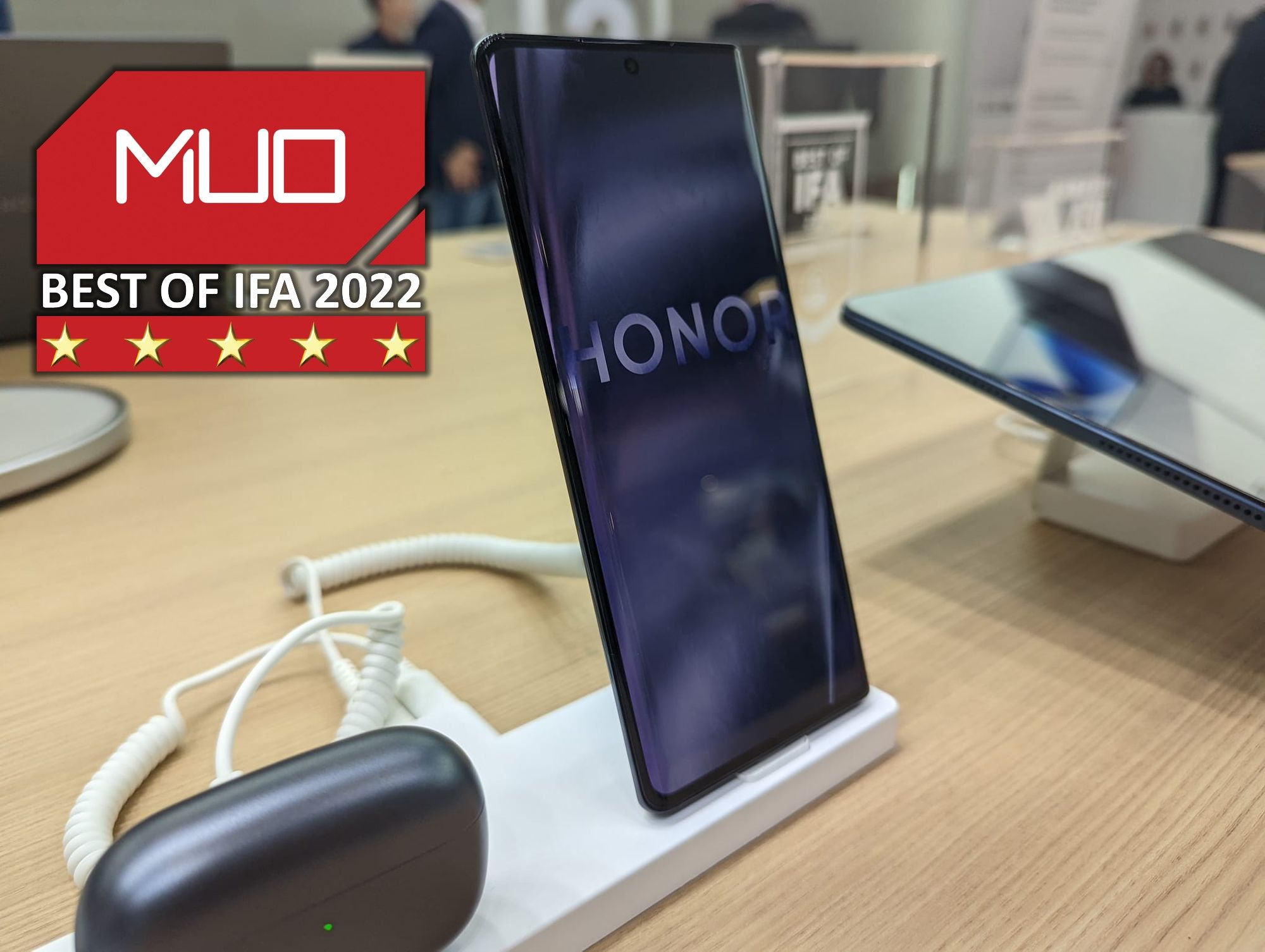 MUO IFA 2022 Award Best Mid-Range Smartphone Honor 70