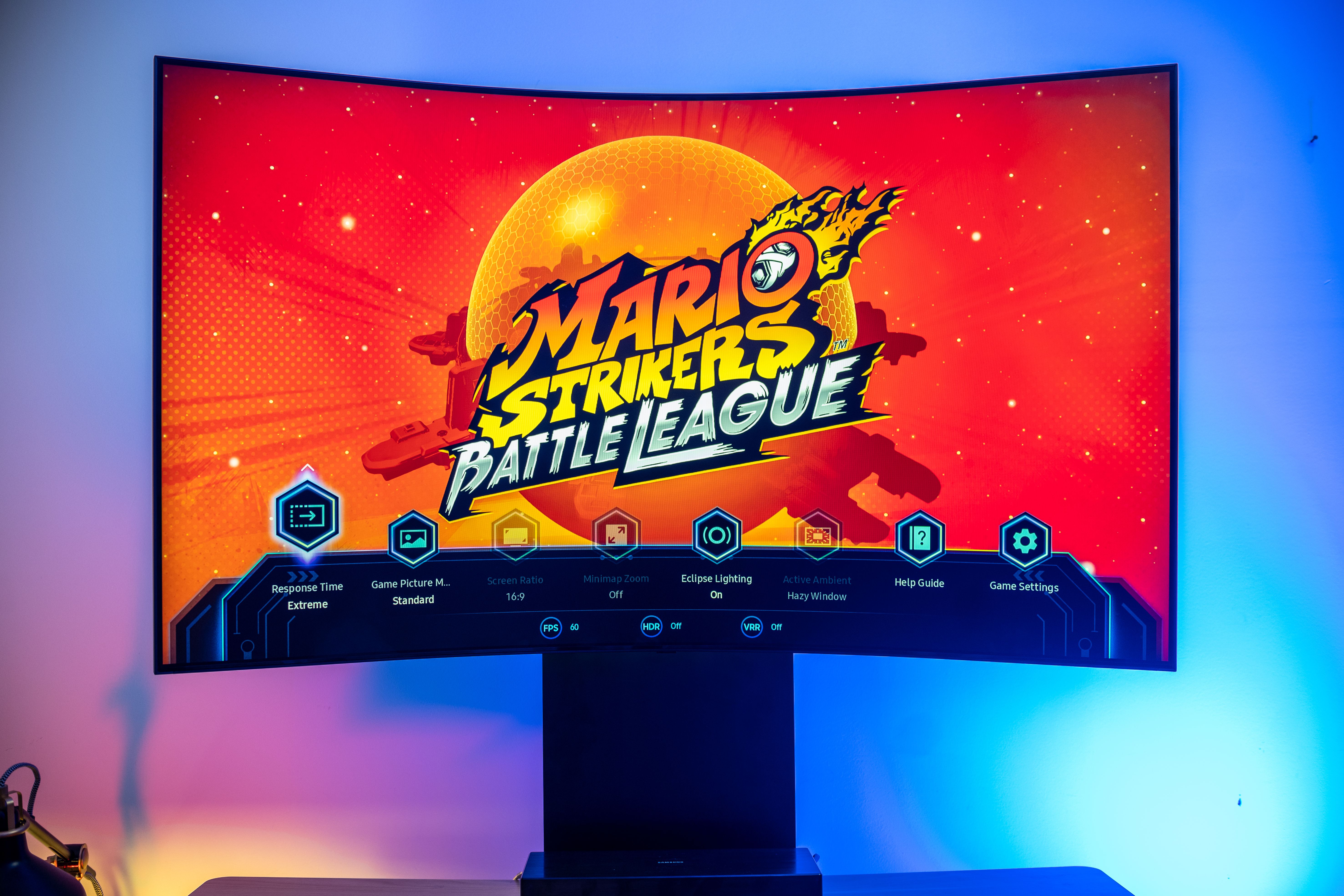 Samsung Odyssey Ark 55in بازی Nintendo Mario Strikers Battle League و منوی Game bar 2.0 را نمایش می دهد.