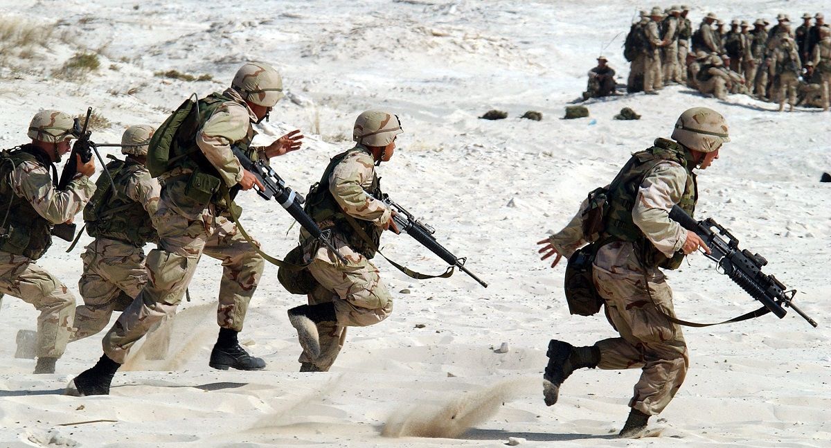 5 soldiers running while holding riffles