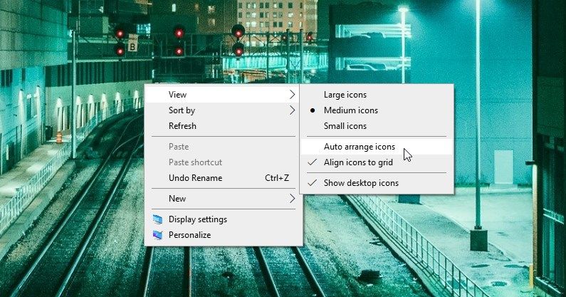 تیک گزینه "Auto Arrange Icons" را بردارید