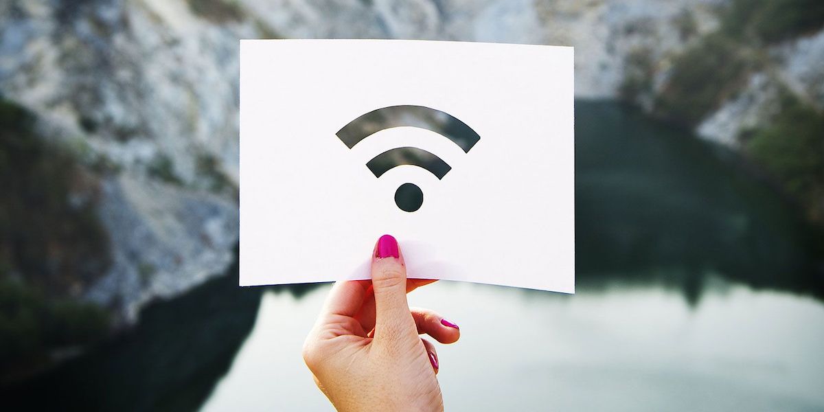 Symbole Wi-Fi sur un livre blanc