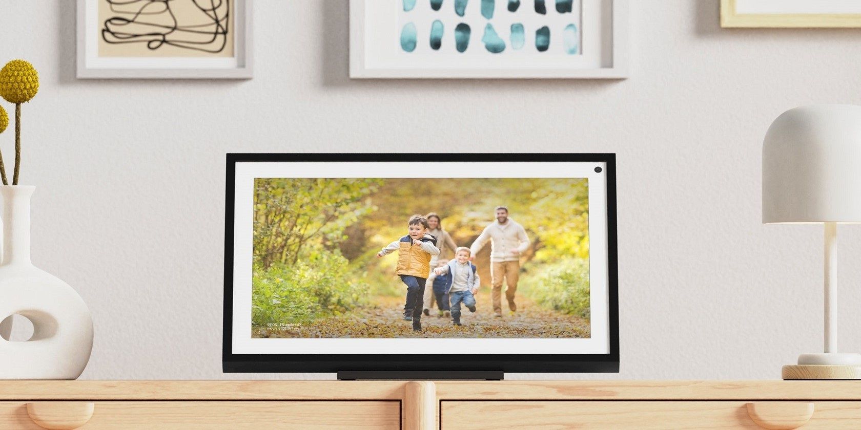 Picture of family in Echo Show Photo Frame