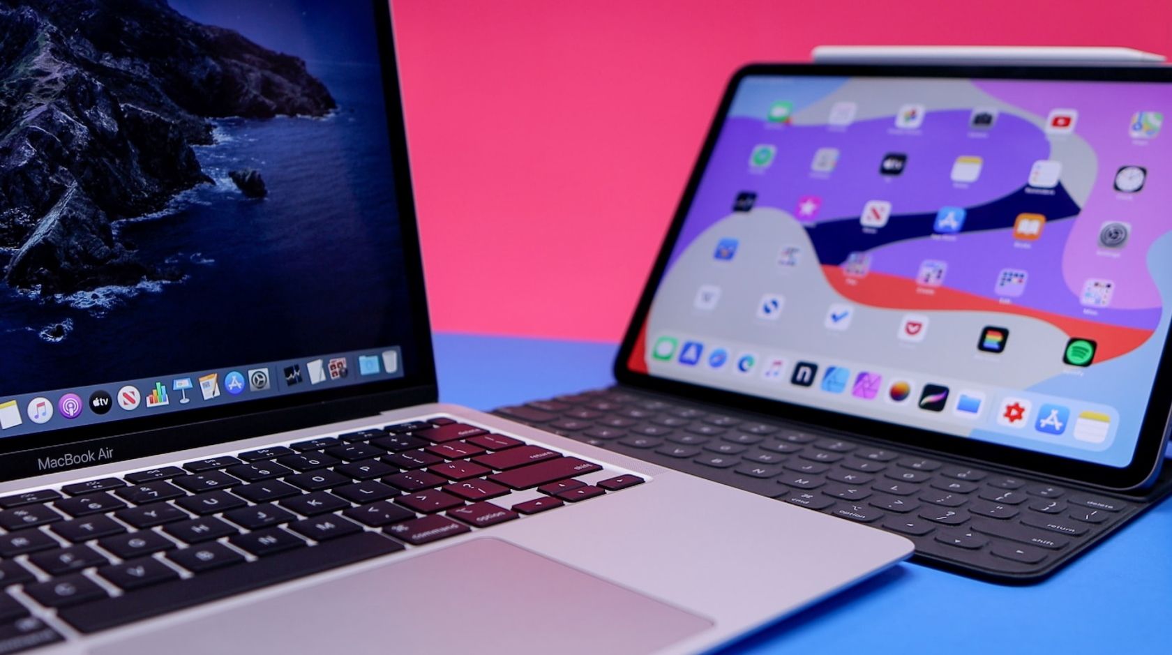 MacBook Air и iPad Pro на столе