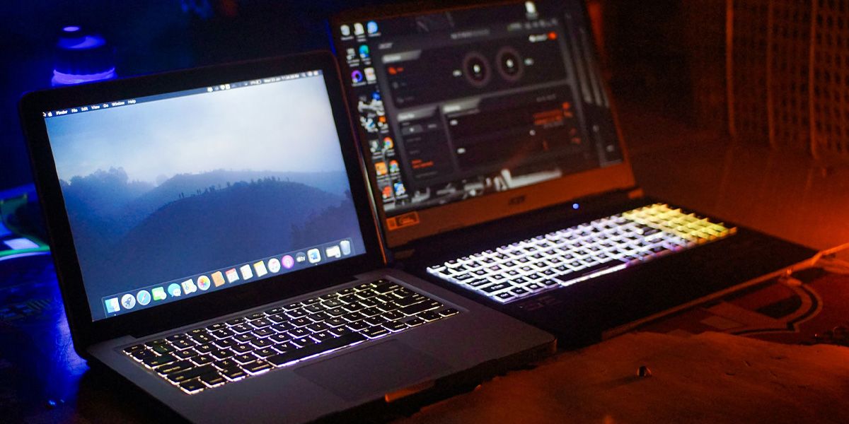 MacBooks y portátiles para juegos uno al lado del otro