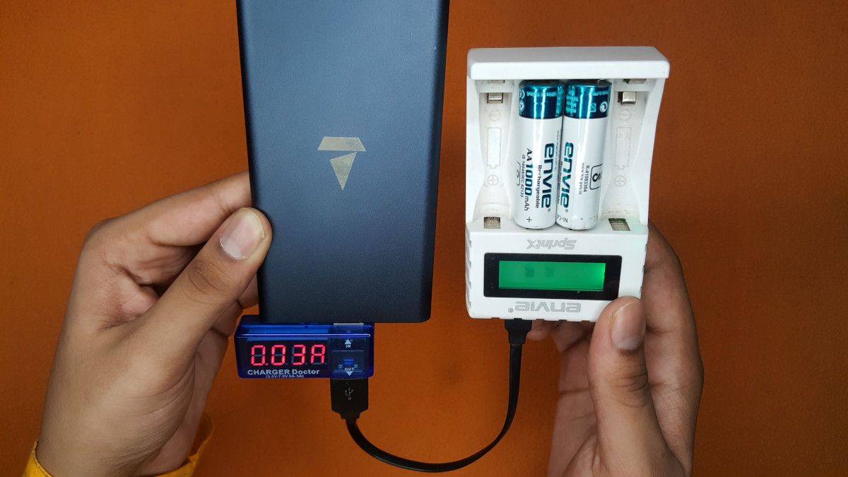 current from a powerbank charging aa batteries measured using a usb multimeter