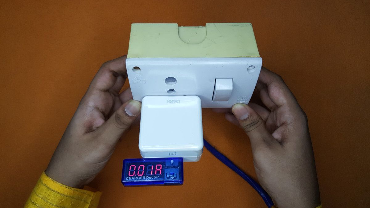 usb meter checking safety of a usb power adapter