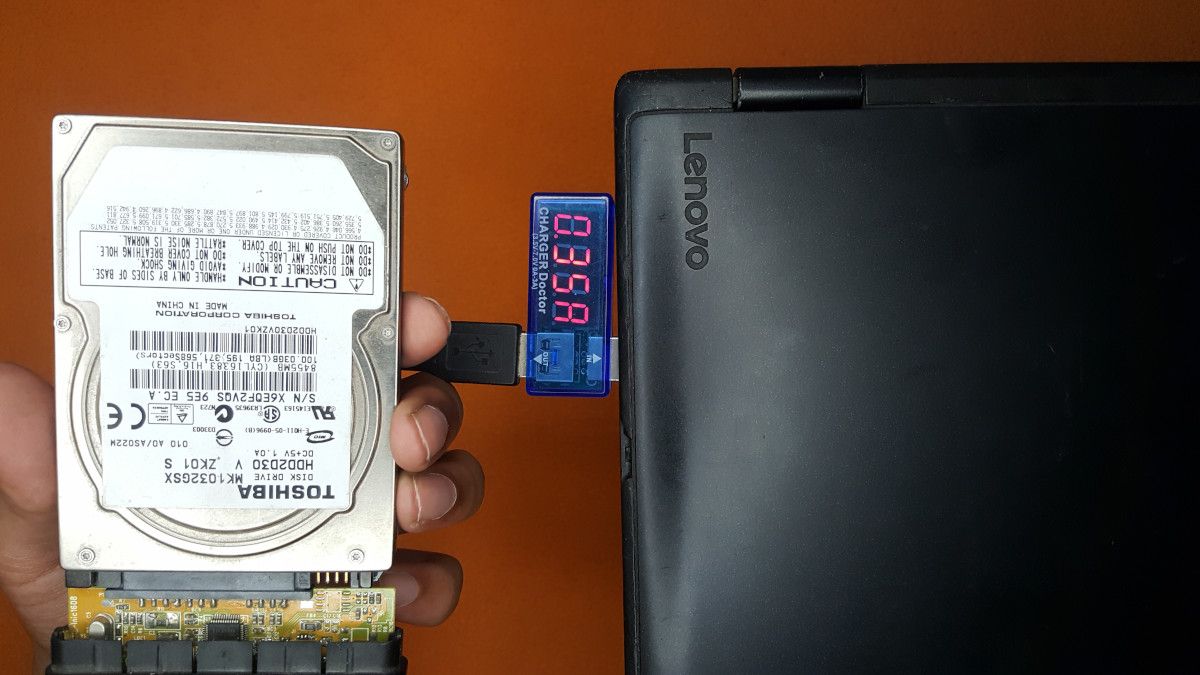 checking the current in amperes of a laptops usb hard disk using a usb meter