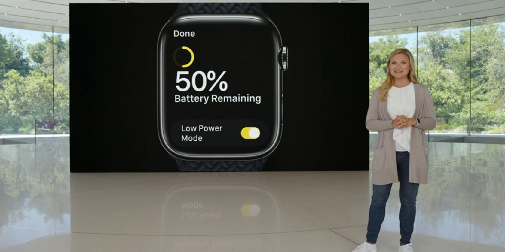 Un employé d'Apple sur scène parle du mode basse consommation sur Apple Watch