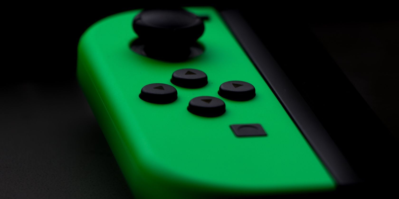 Tampilan dekat joy con Nintendo Switch berwarna hijau neon