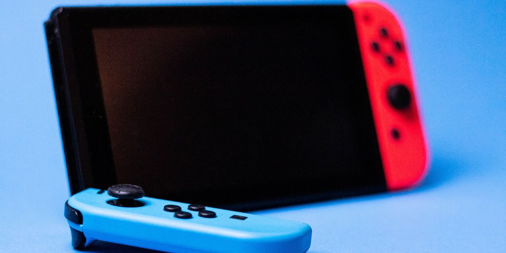 https://static1.makeuseofimages.com/wordpress/wp-content/uploads/2022/10/Close-up-of-nintendo-switch-with-blue-and-red-joy-cons.jpg