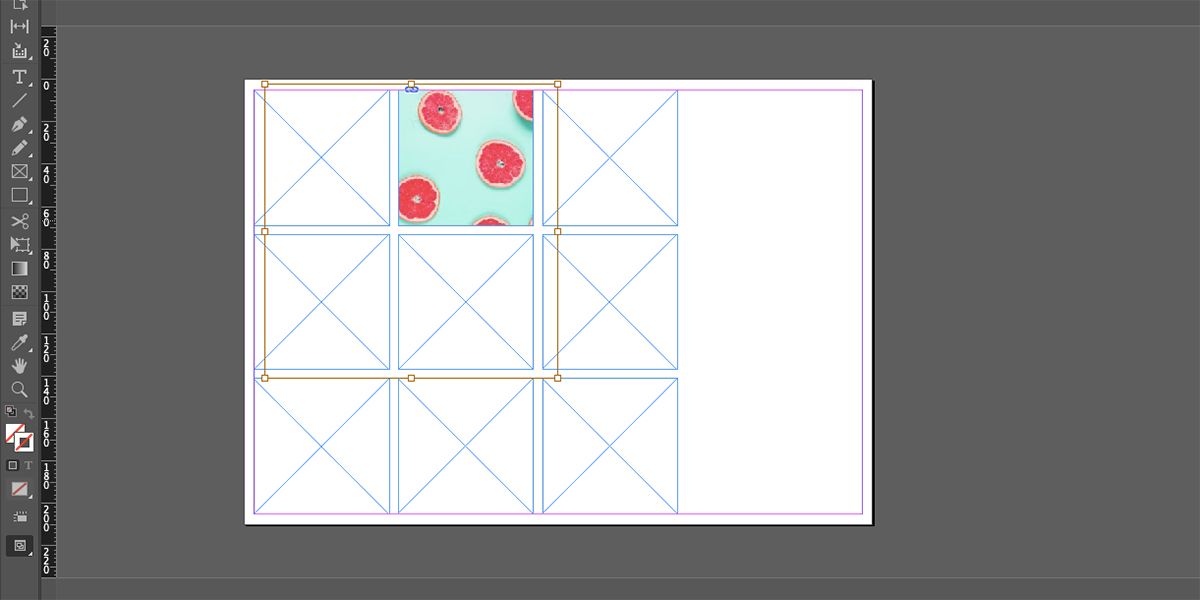 قاب InDesign با تصویر قرار داده شده در حال تغییر اندازه.