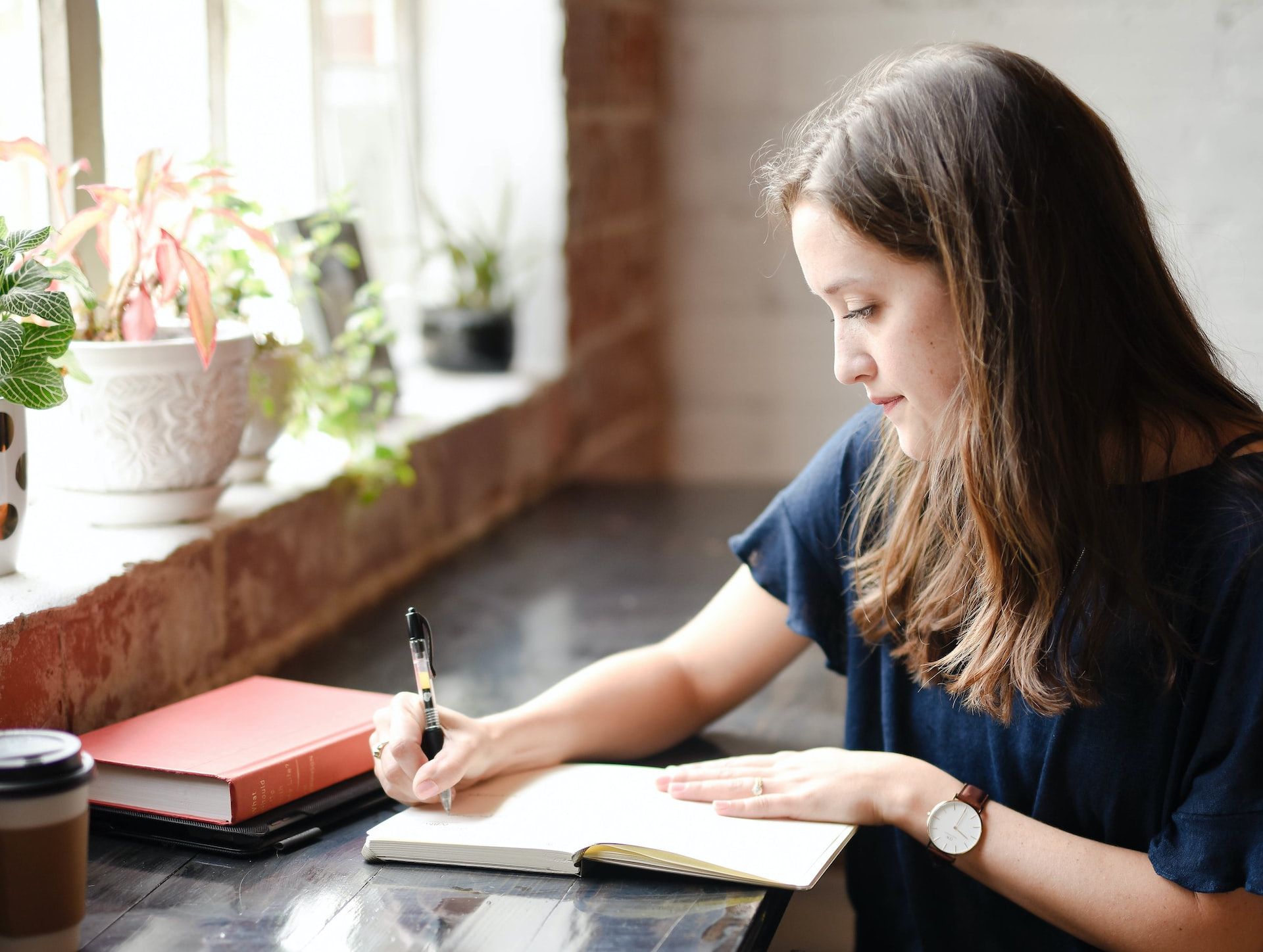 نوشتن کتابخوان در دفترچه یادداشت