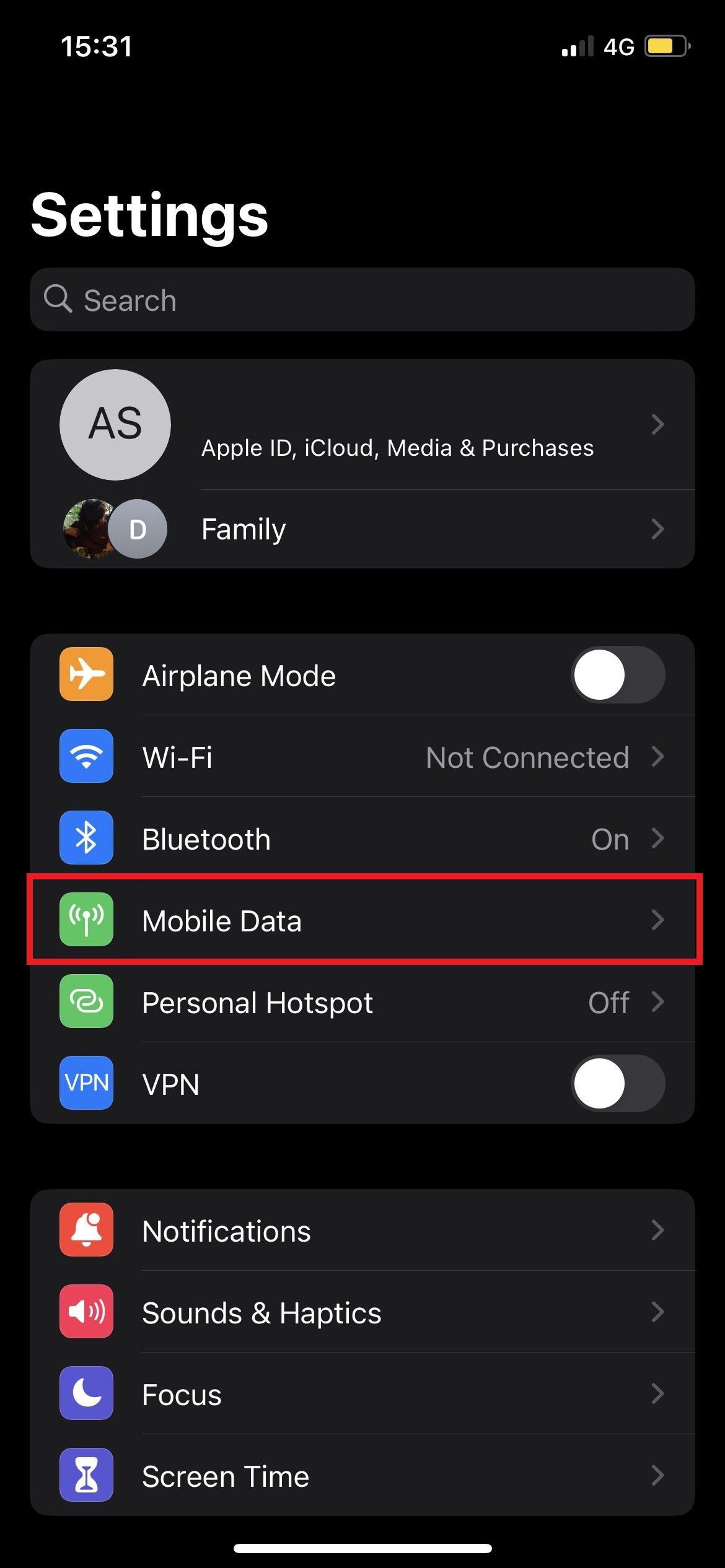Image pointing out Apple's mobile data option in Settings
