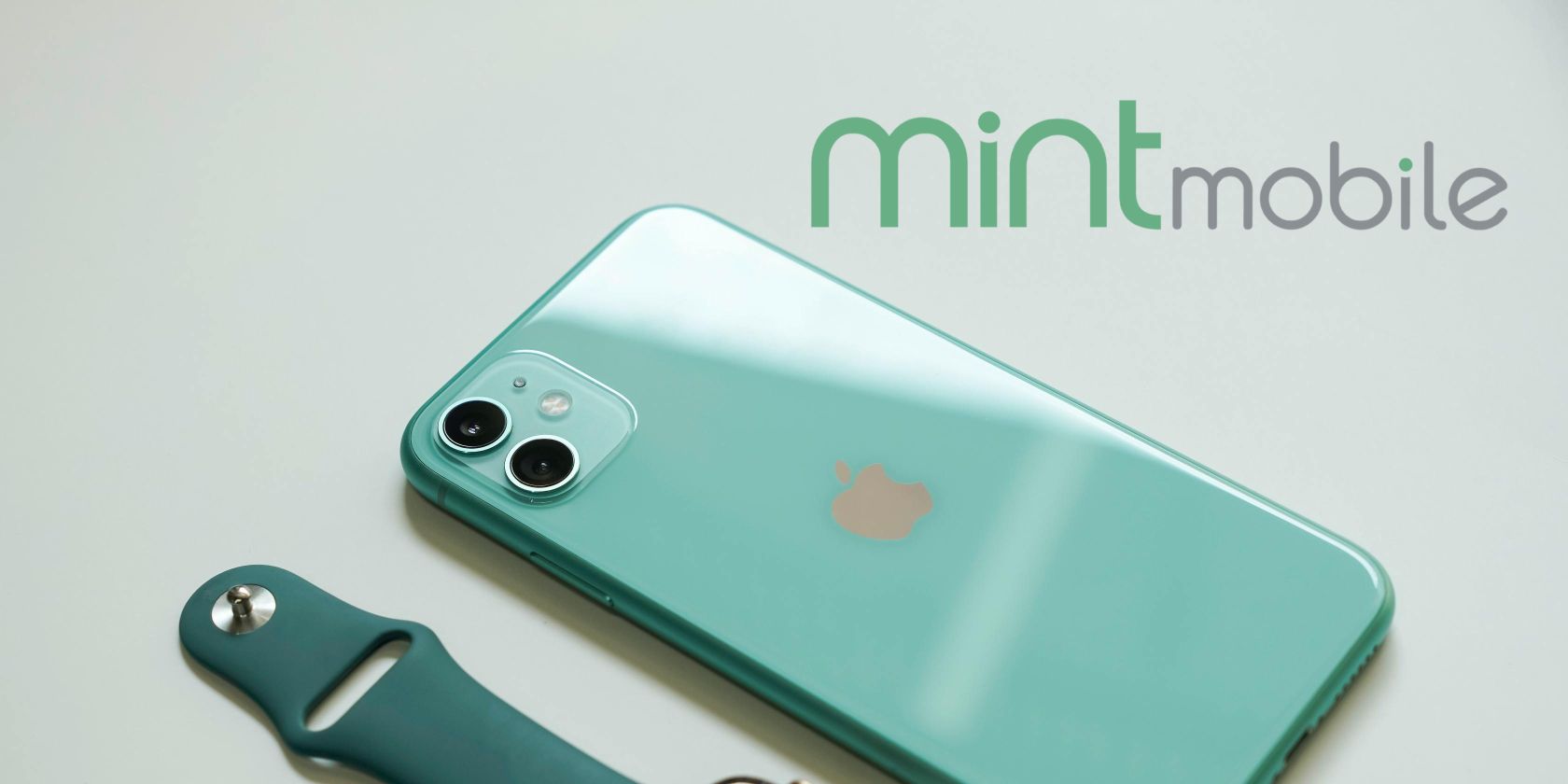 آیفون در کنار ساعت اپل با لوگوی Mint Mobile