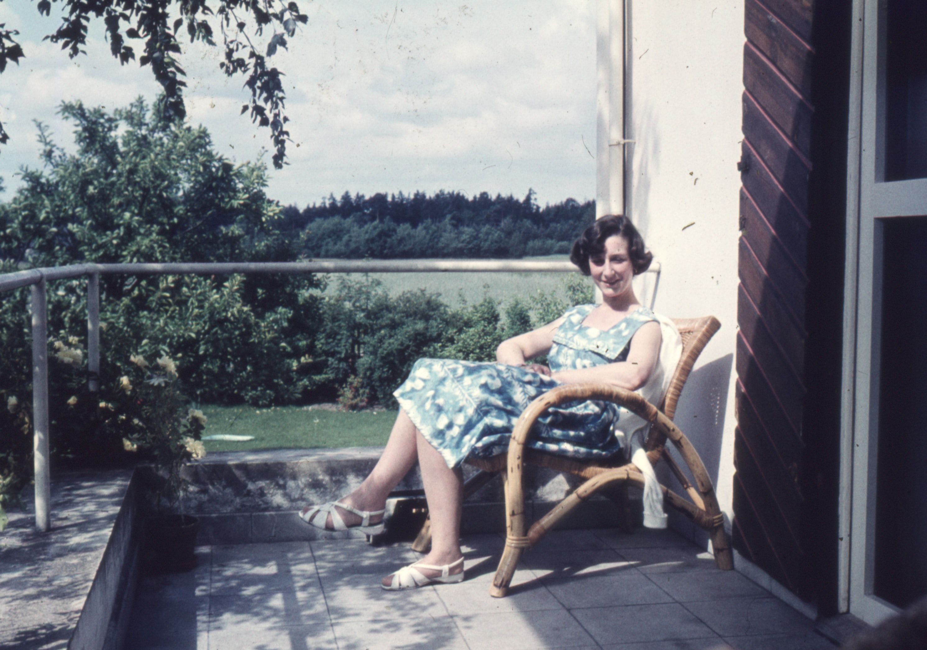 vintage-style-photo-of-woman-on-porch