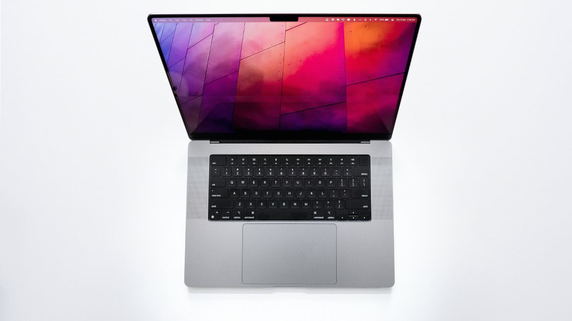 16-Zoll MacBook Pro auf einem weißen Tisch