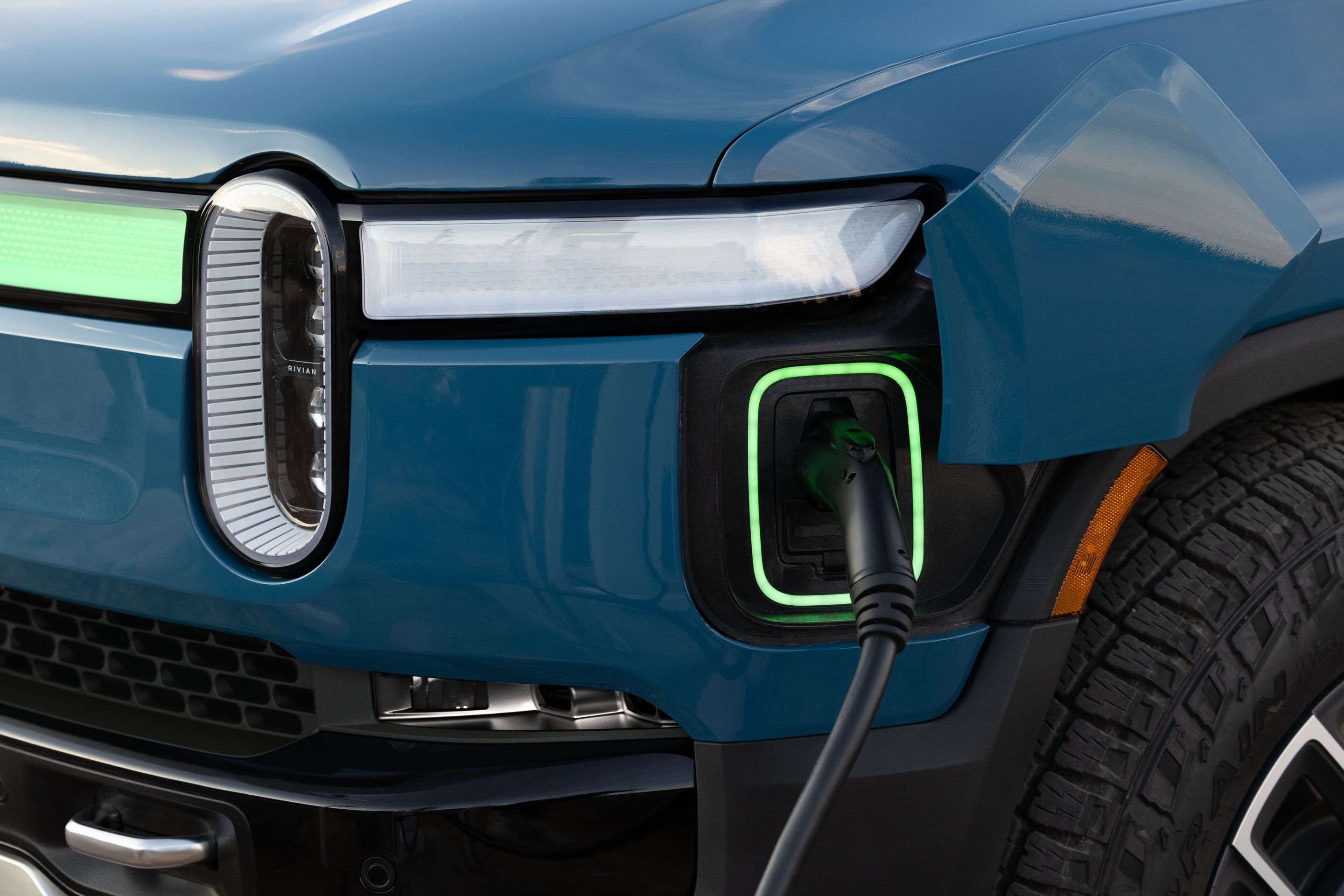 2022-Rivian-R1S-front