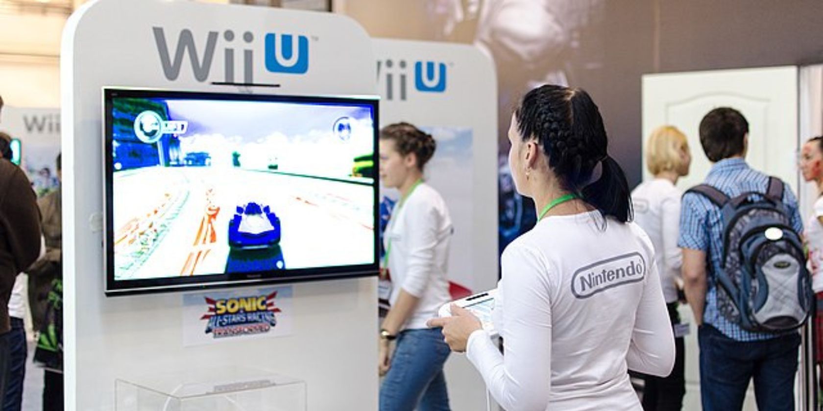 A girl playing a Wii u at a Wii U event
