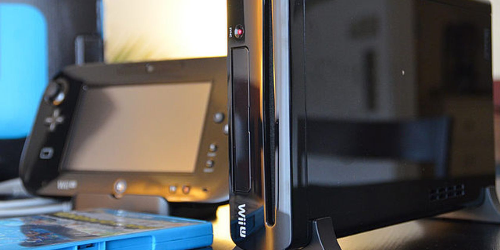 نمای نزدیک از یک کنسول مشکی Wii U و Wii U
