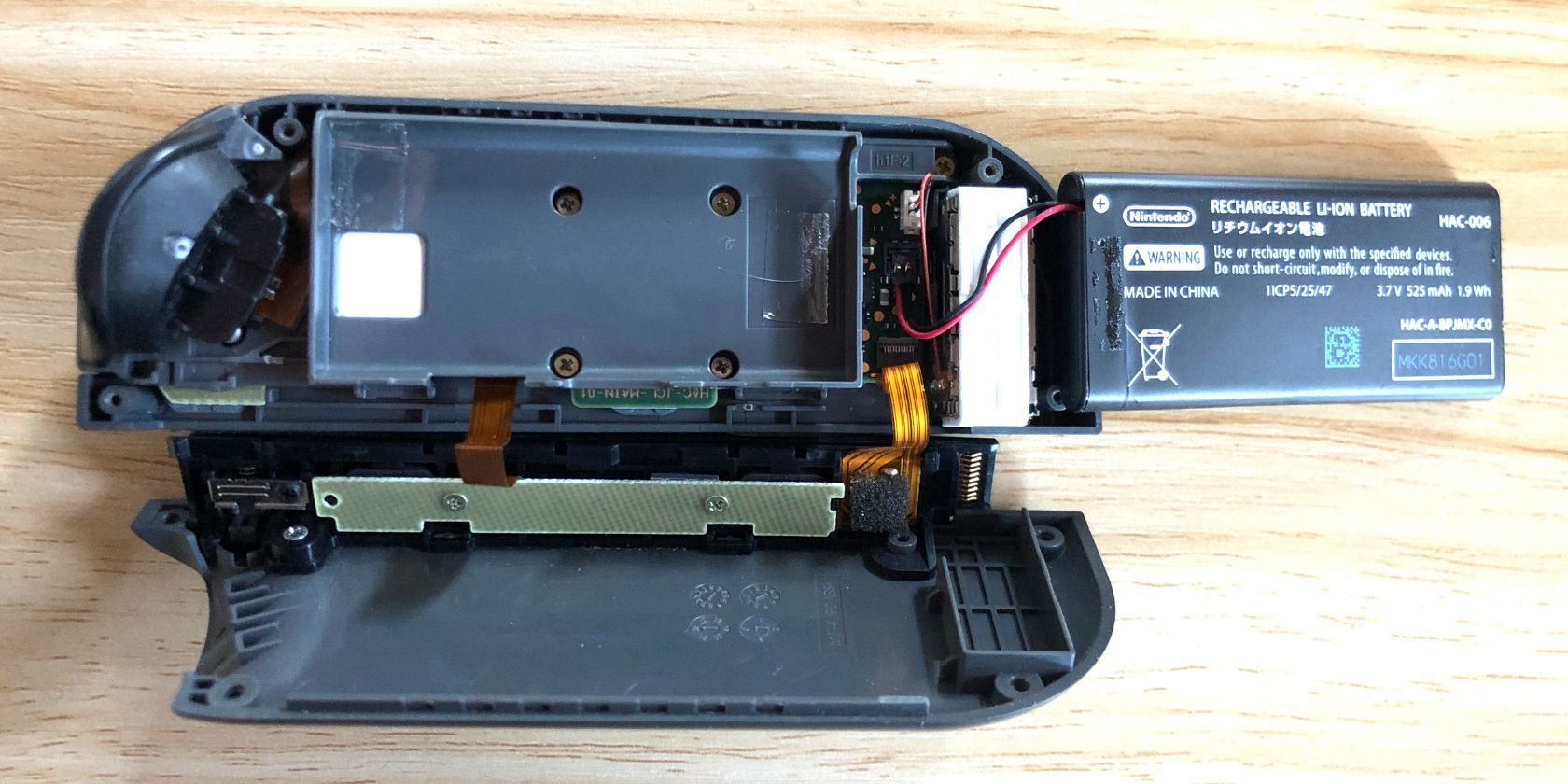 How to replace joy con battery gently pry out the battery
