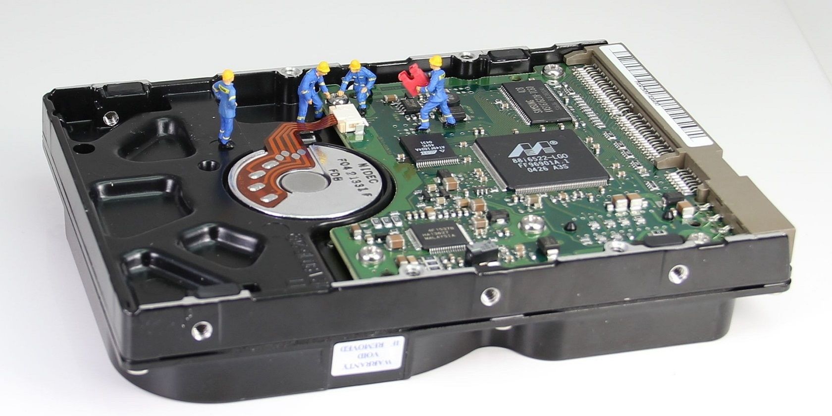Miniature figures fixing the internal hard drive of a PC