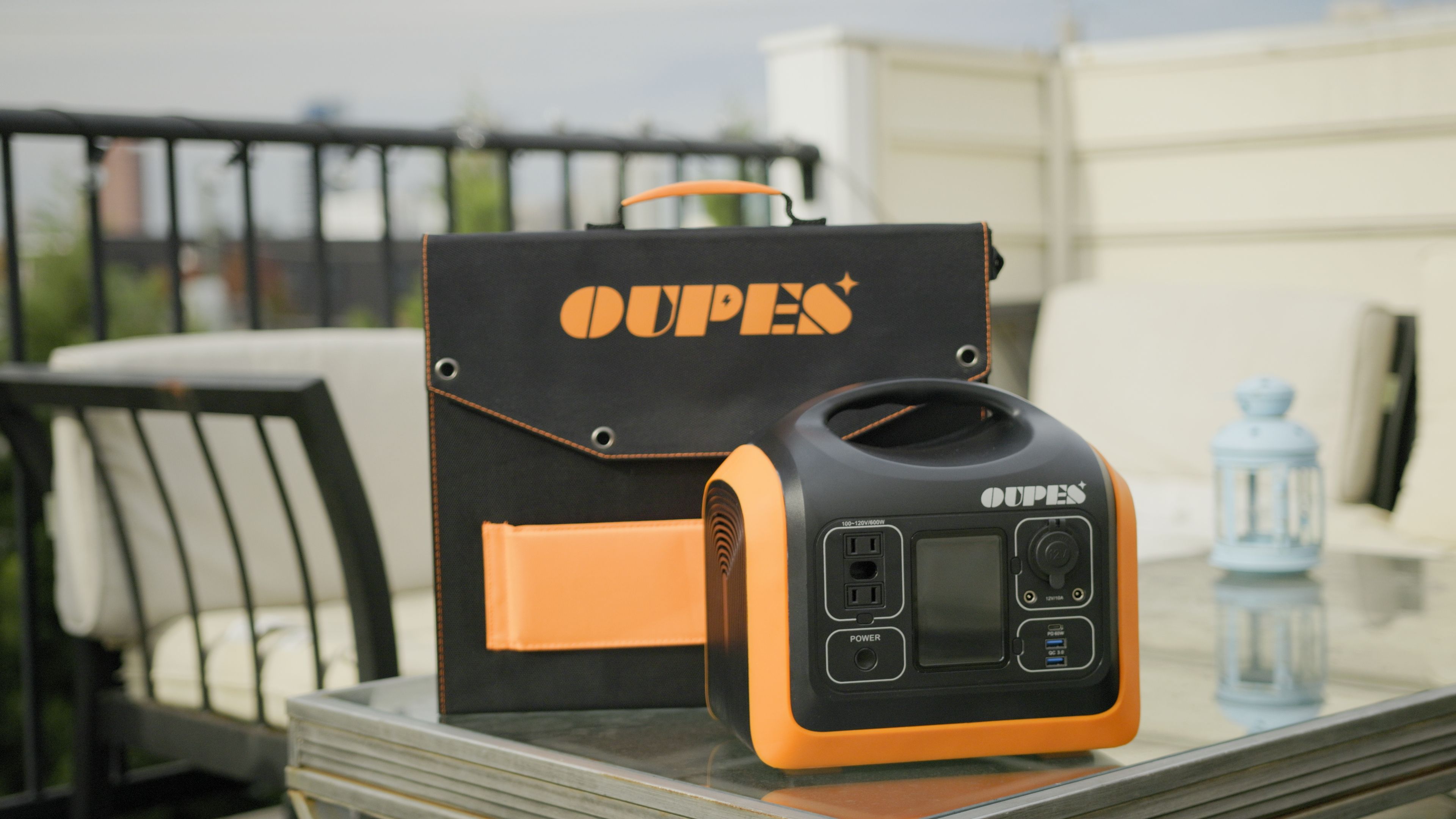 OUPES 600W و کیس پنل خورشیدی در فضای باز