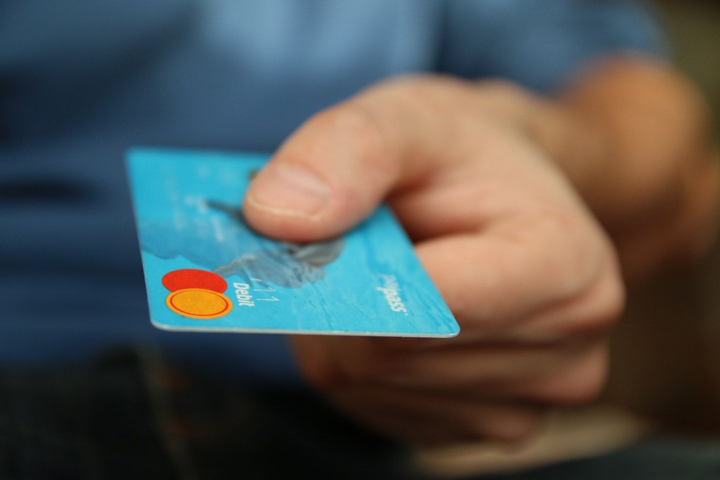 Tangan memegang kartu kredit untuk melakukan pembayaran