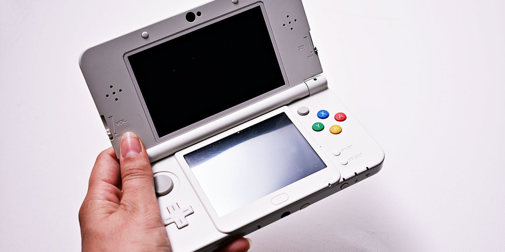 Person holding a Nintendo 3DS XL