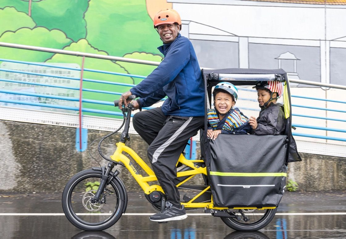 Tern Cargo E-Bike com crianças nas costas