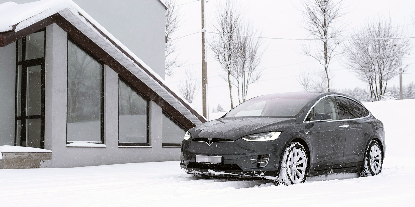 Modelo X de Tesla en la nieve