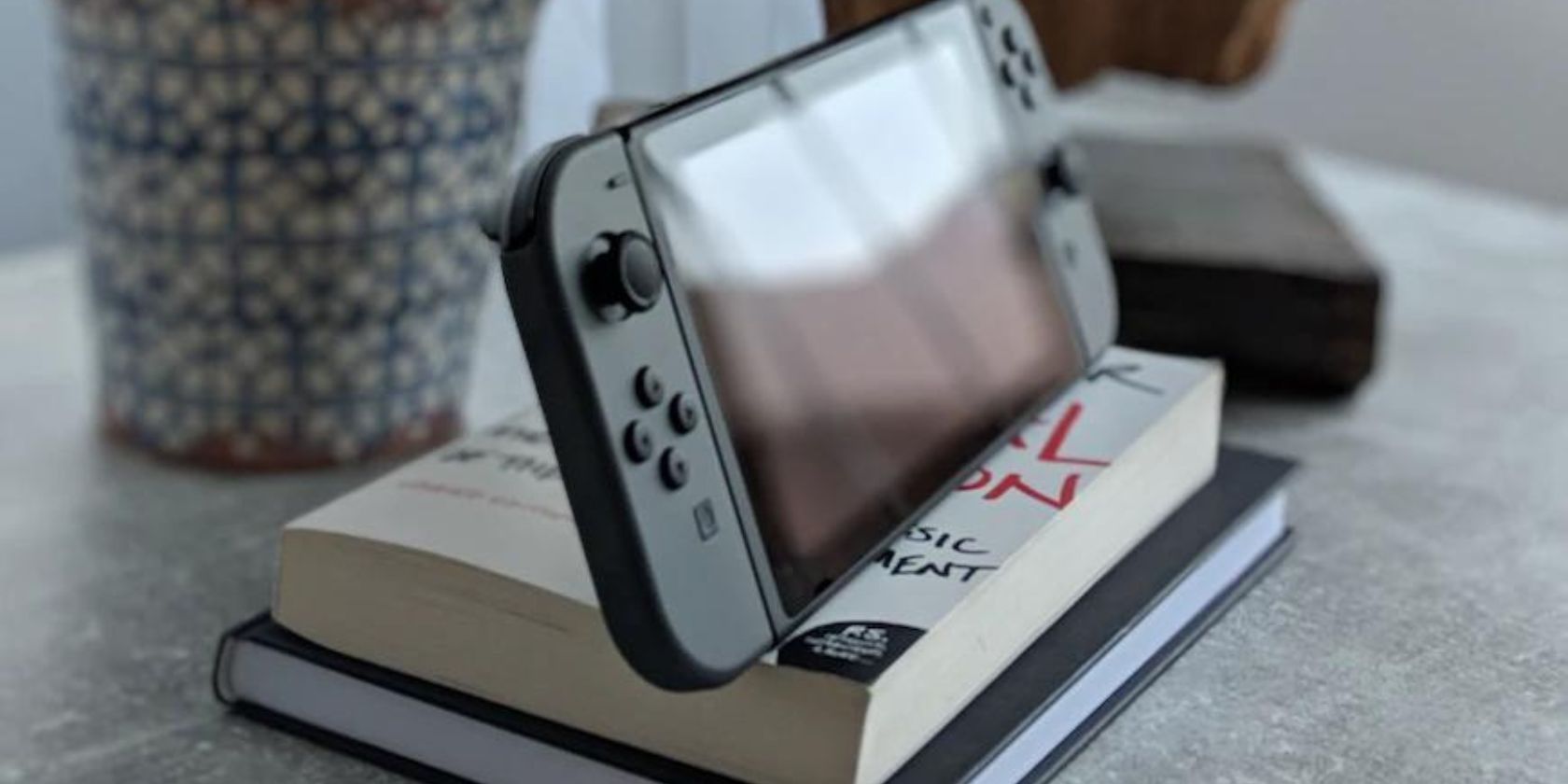Une Nintendo Switch sur une pile de livres