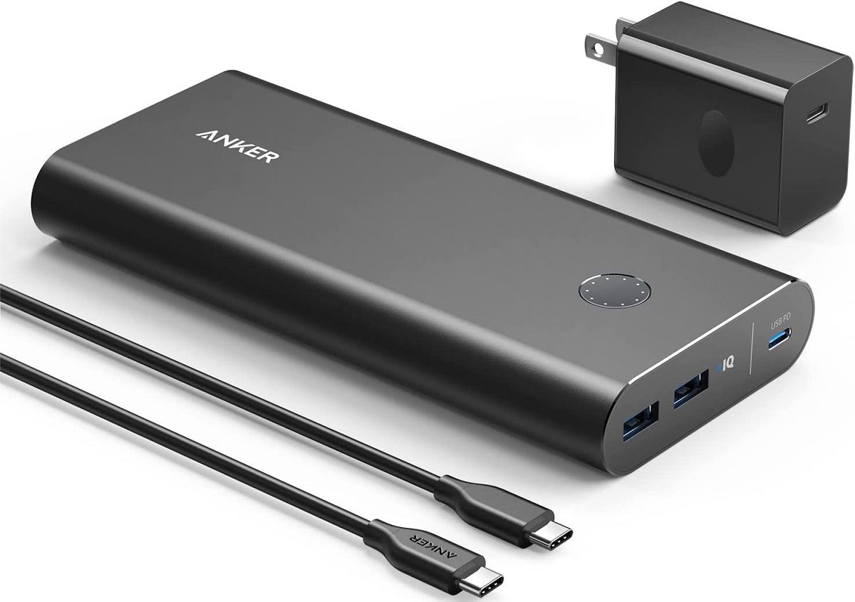 پاوربانک anker powercore+ در کنار USB-C و جعبه شارژر