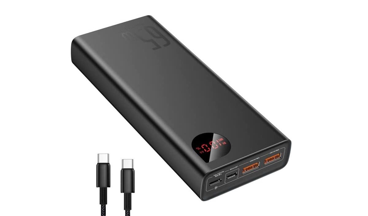 پاوربانک بیسوس مشکی رنگ در کنار کابل usb-c