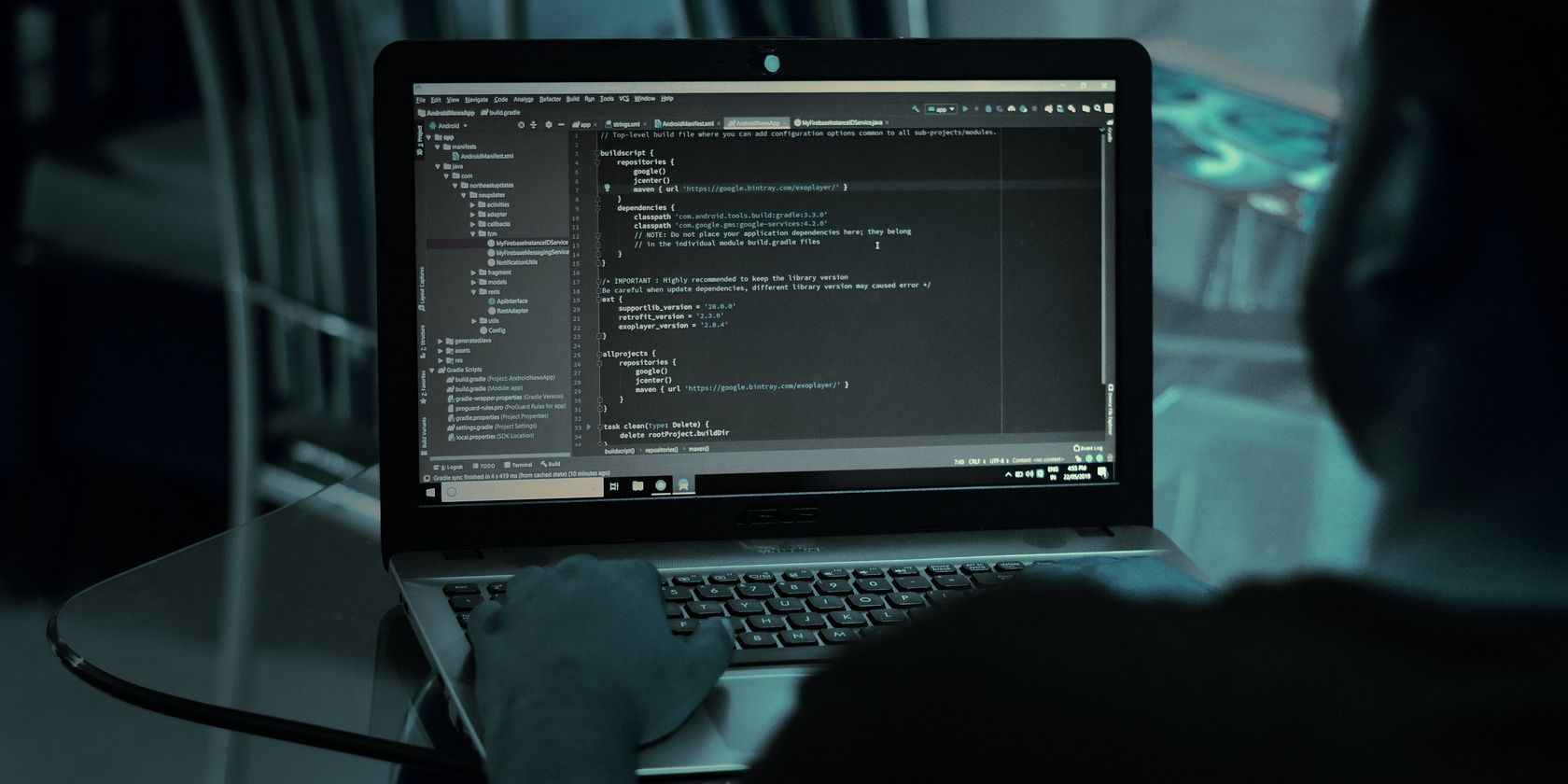 Man menulis kode pada komputer laptop