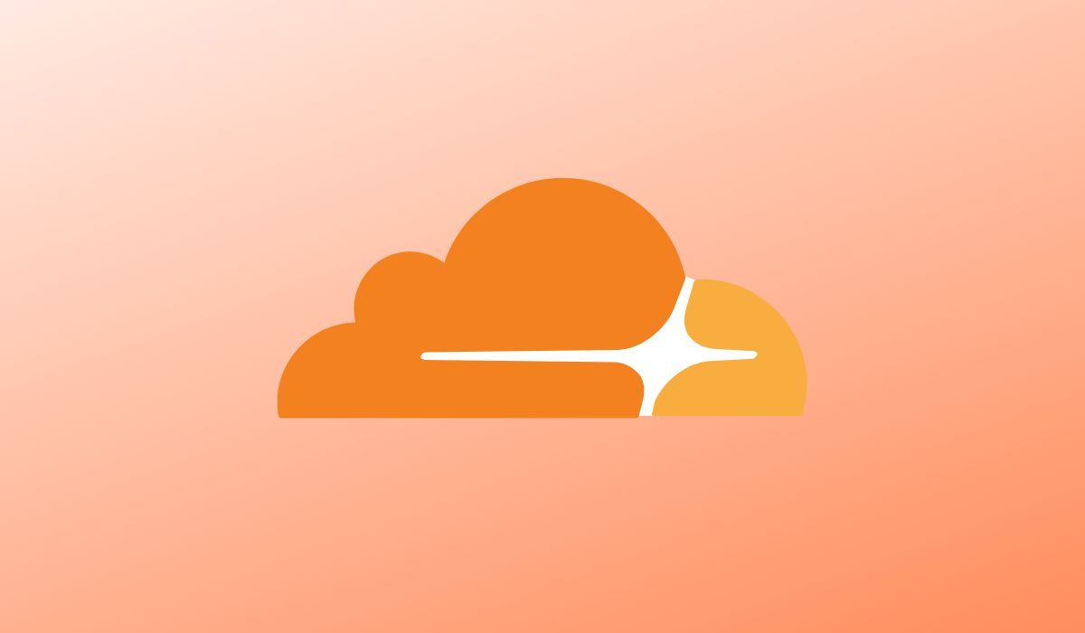 Logo Cloudflare visto em fundo laranja 
