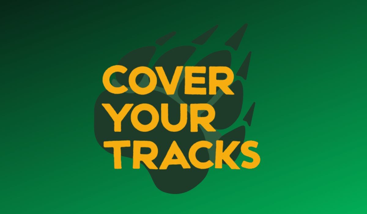 O logotipo Cover Your Tracks visto em fundo verde 
