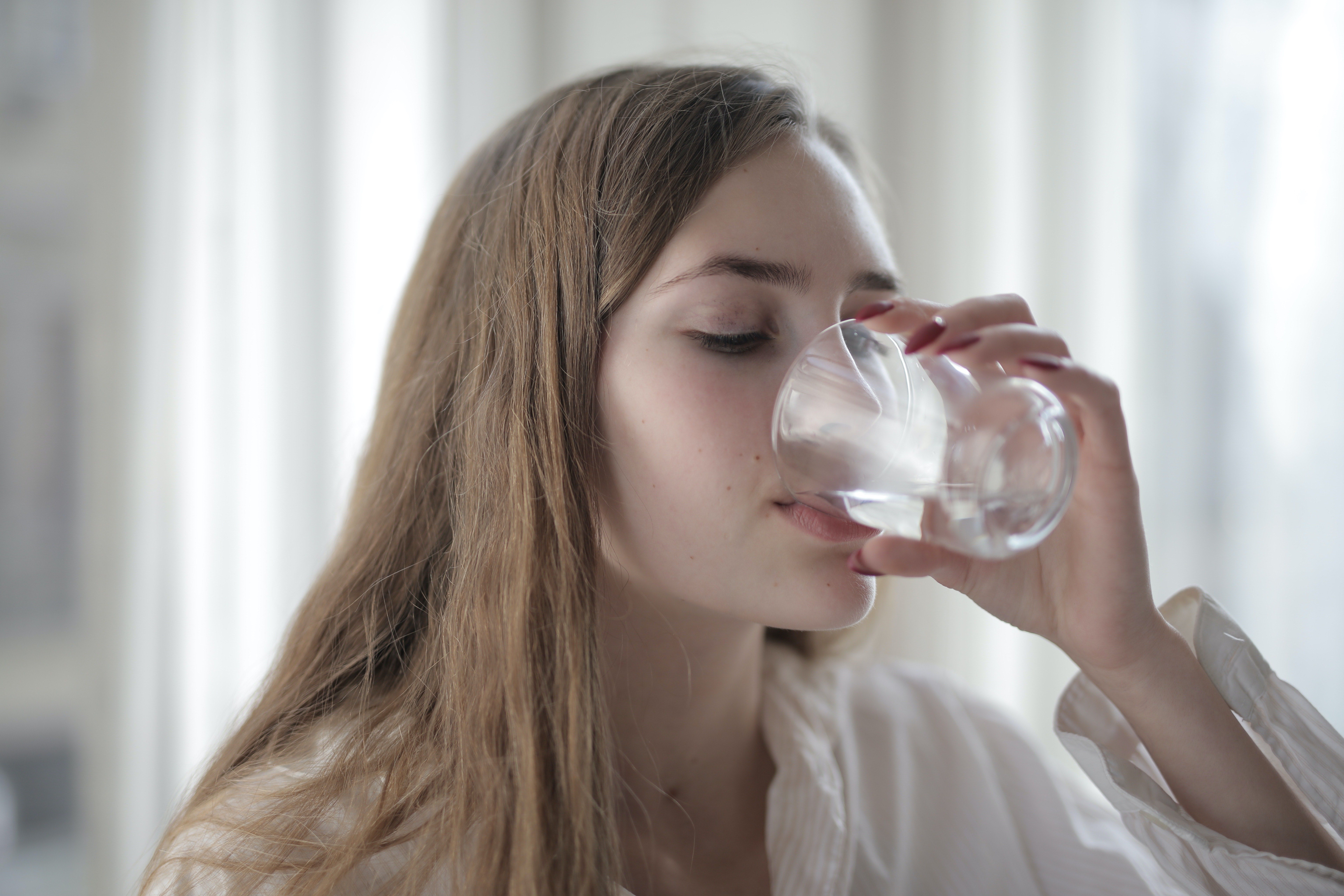 wanita minum air untuk mencegah mabuk laut