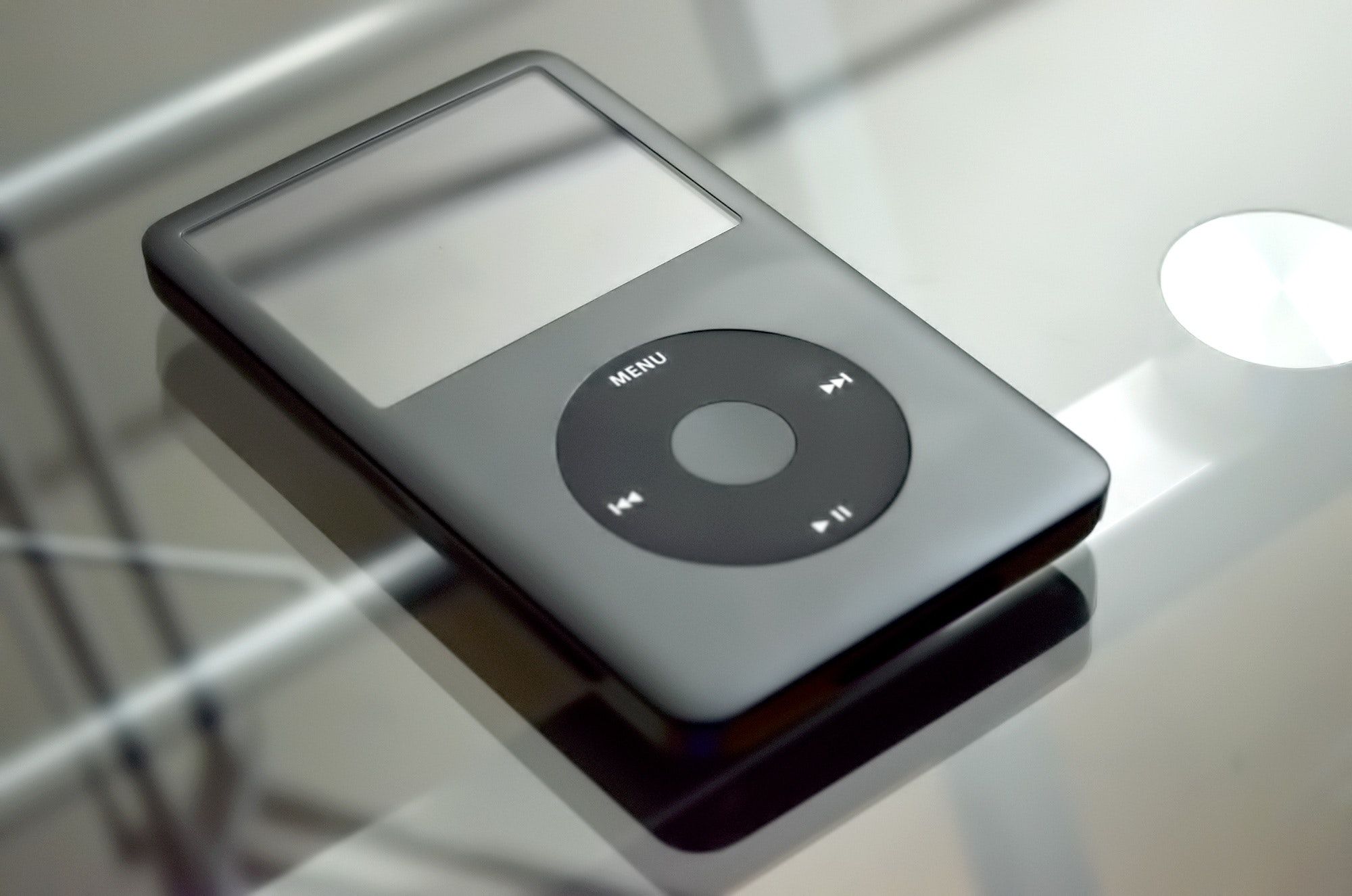 iPod abu-abu di atas meja kaca