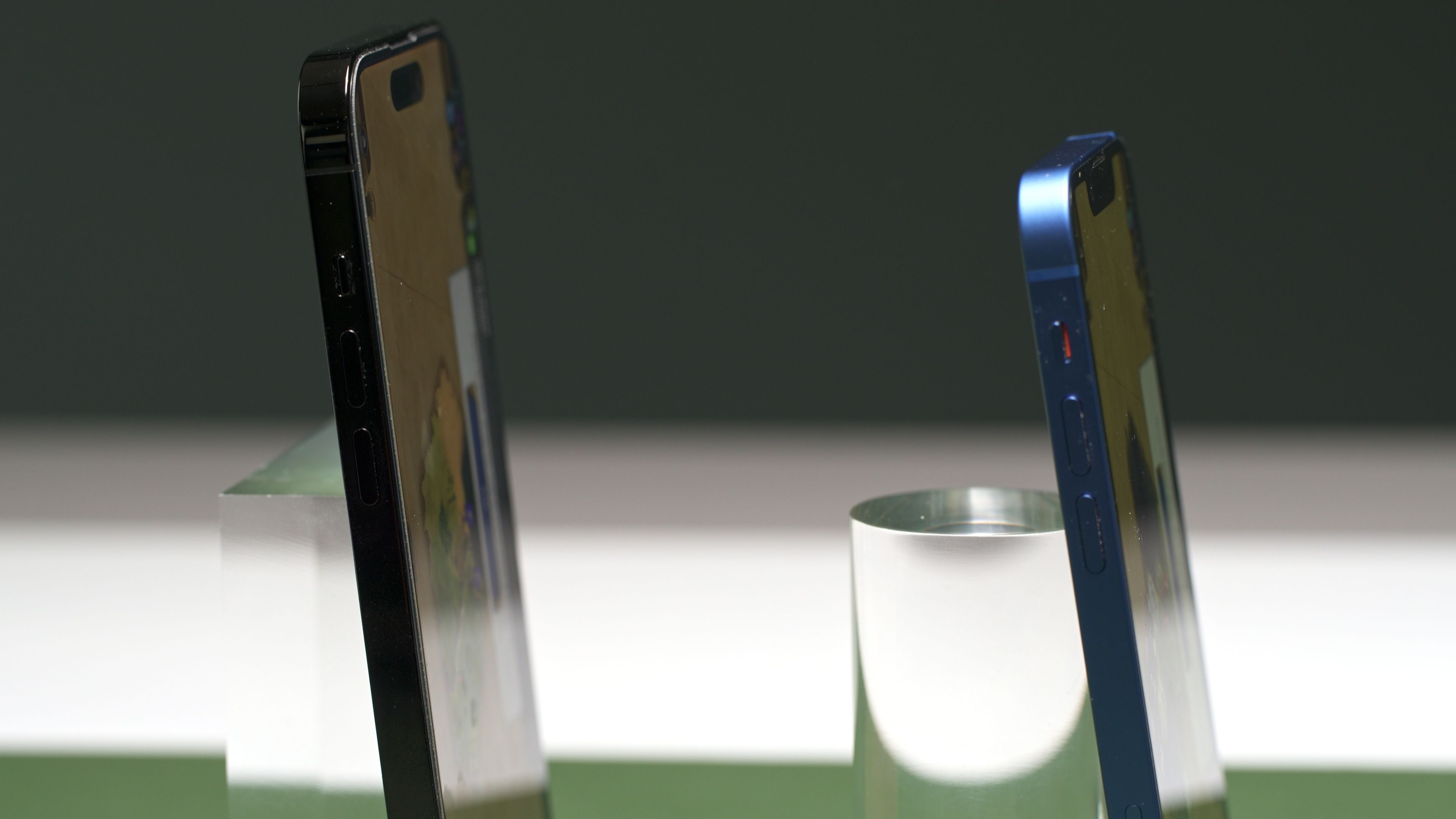 iPhone 14 Pro - Side View next to iPhone 13 Mini