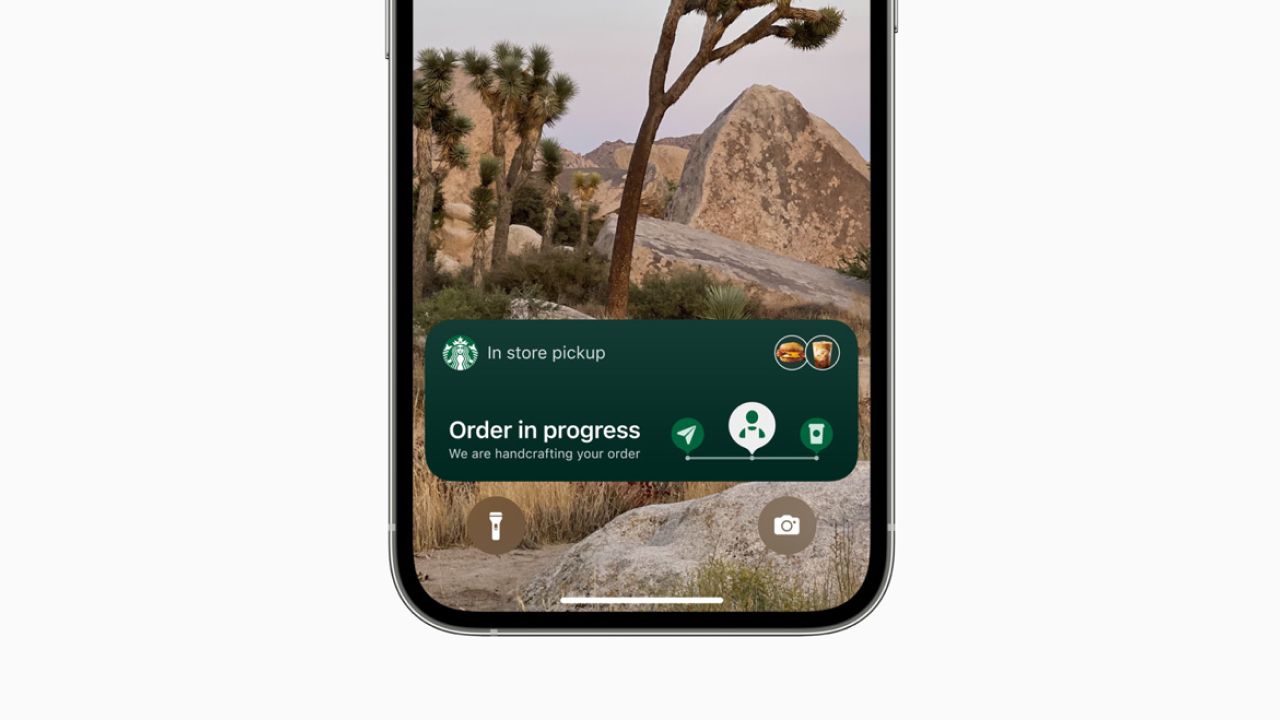 The Starbucks app Live Activity on iOS 16 shows order in progress