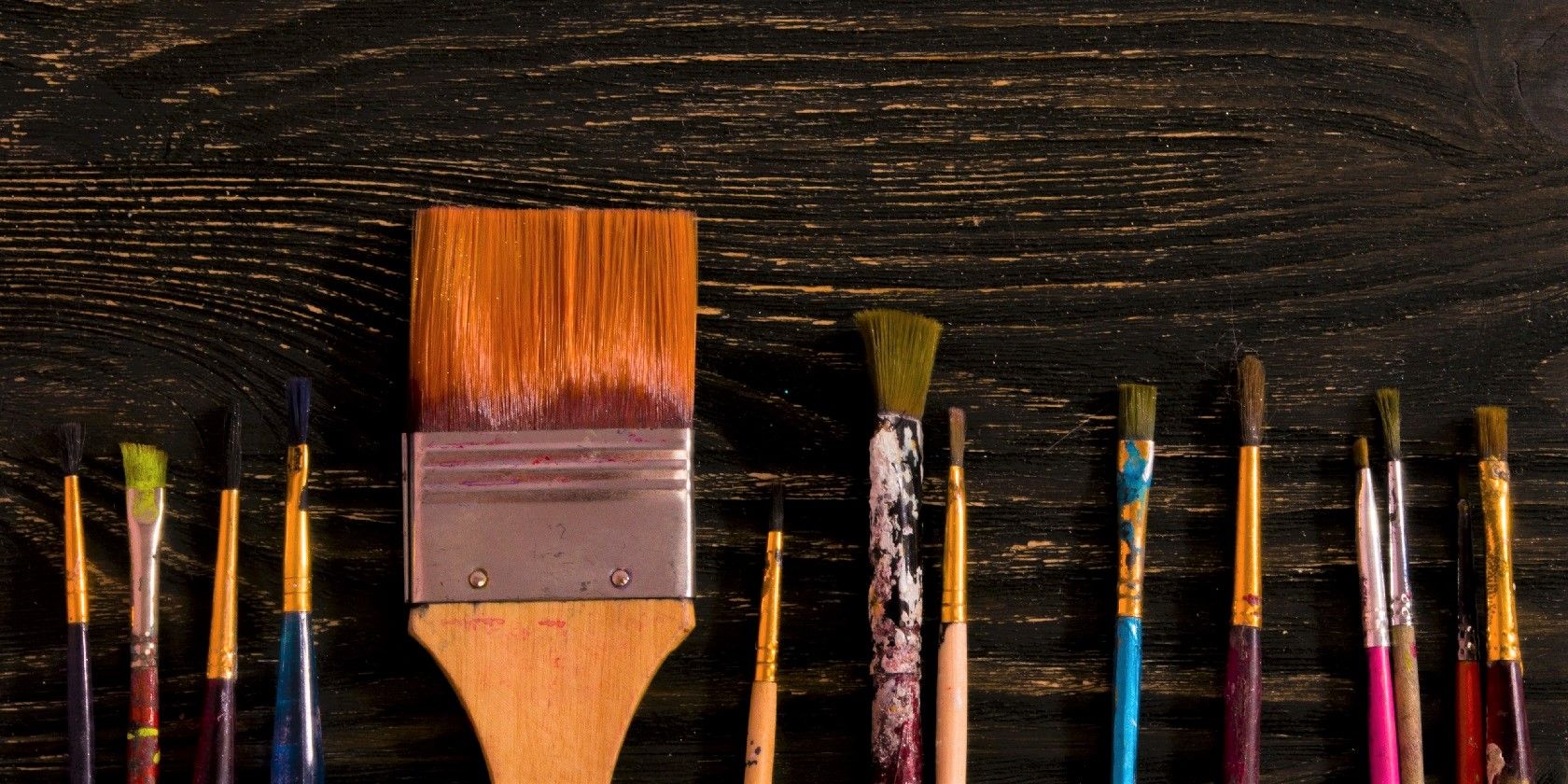 paint-brushes-on-wooden-table