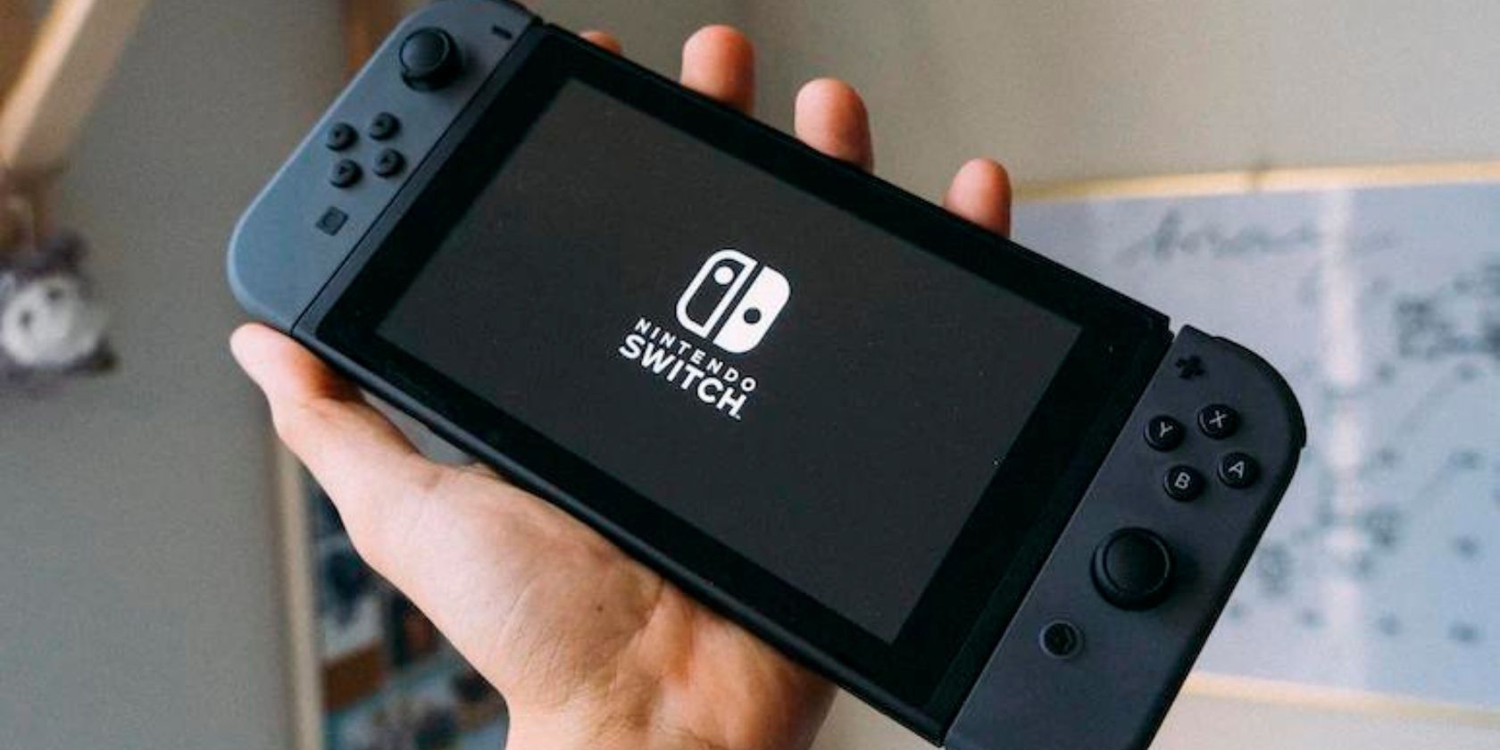 Personne tenant une Nintendo Switch