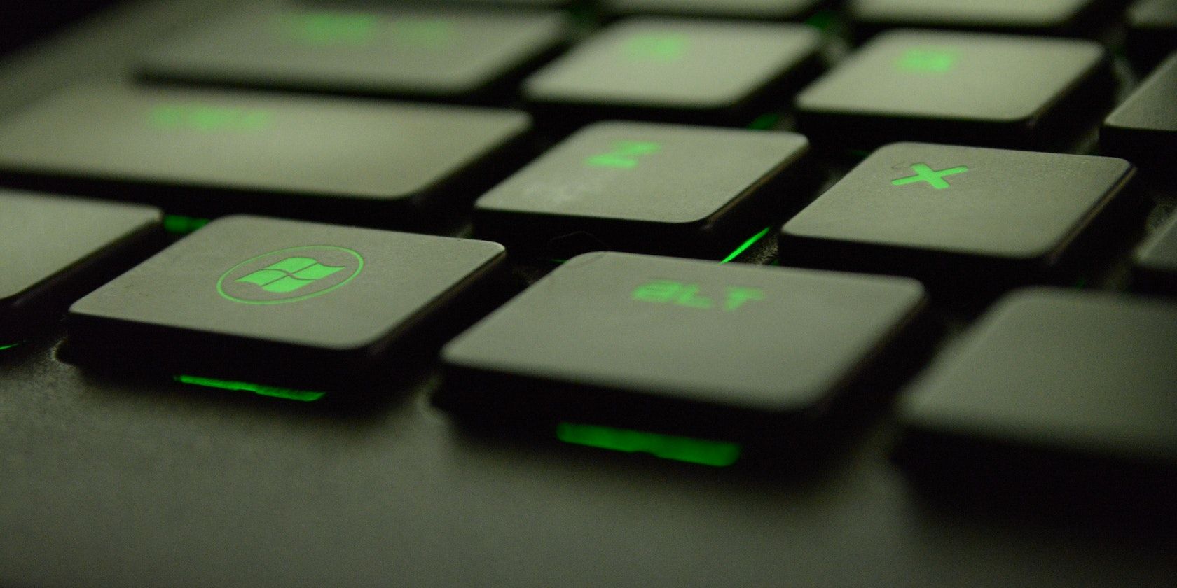 Photographie en gros plan des touches noires et vertes du clavier de l'ordinateur