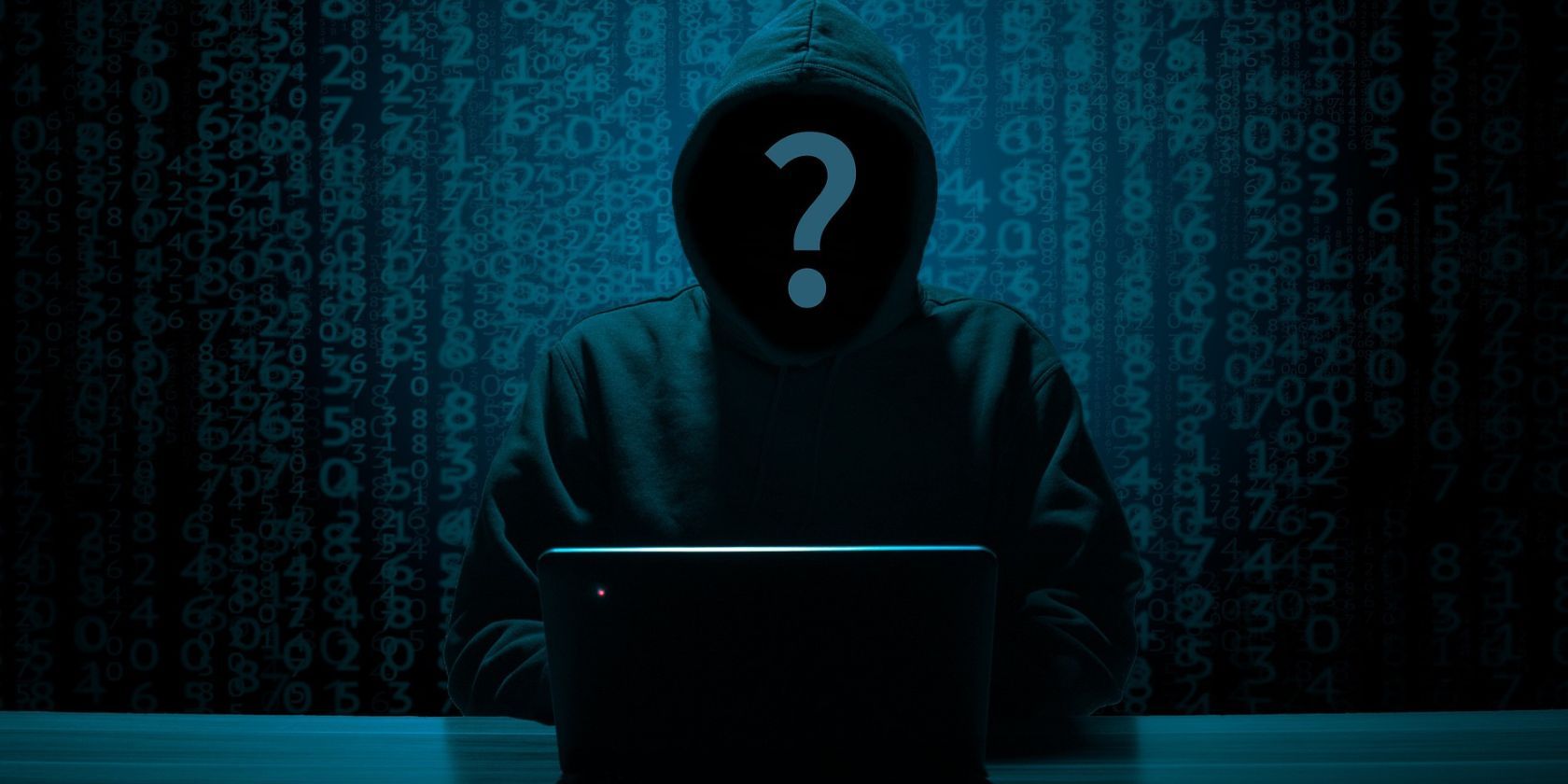 анонимная фигура в капюшоне на ноутбуке, скрытая знаком вопроса