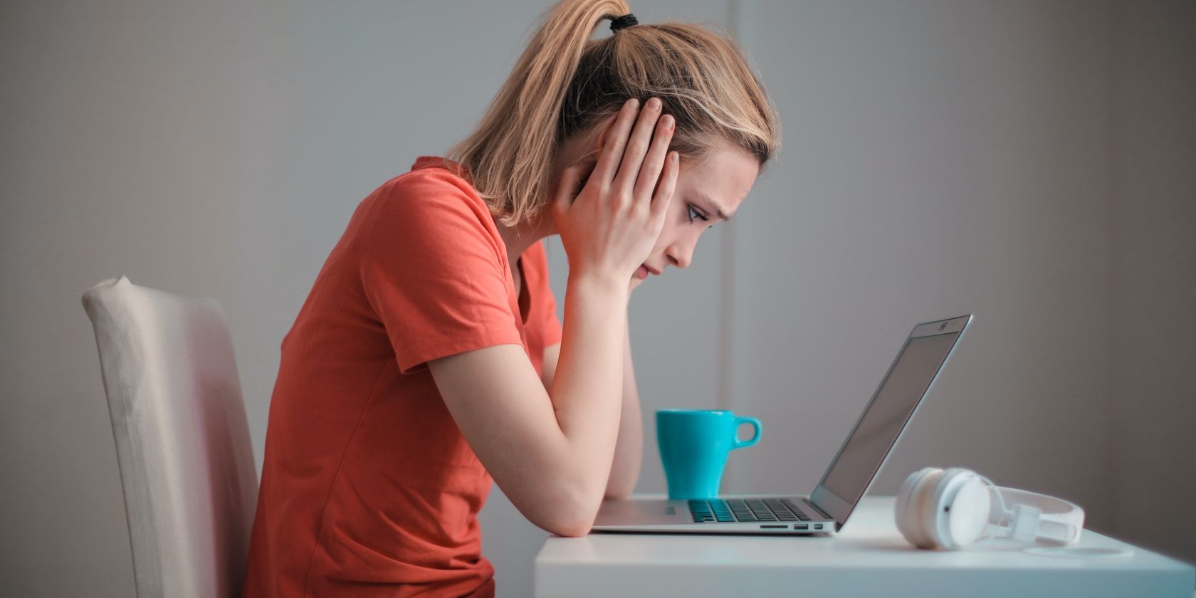 Mujer desanimada sentada frente a la computadora 