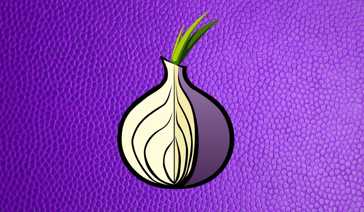 Logo do navegador Tor visto em fundo roxo